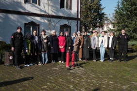 Yangına kadınlar yangın tüpüyle müdahale etti