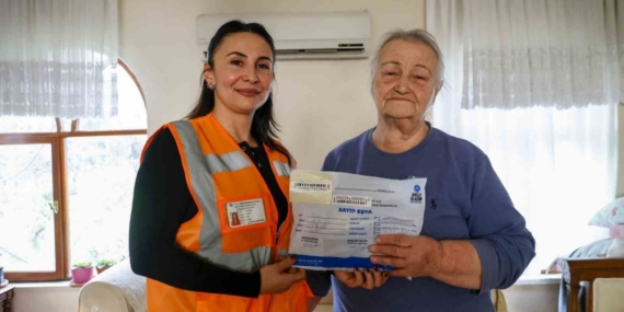 Yaşlı kadının bindiği otobüste unuttuğu cüzdan evine kadar getirilip teslim edildi