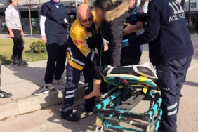 Yaya geçidinden geçen 2 kadına otomobil çarptı