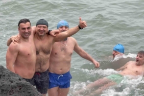 Yeni yılın ilk gününde buz gibi suda deniz keyfi