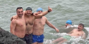 Yeni yılın ilk gününde buz gibi suda deniz keyfi