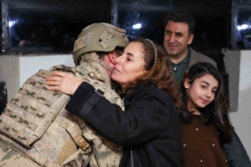 Yılbaşı nöbetinde aile sevinci: Güvenlik kulesinde duygu dolu anlar