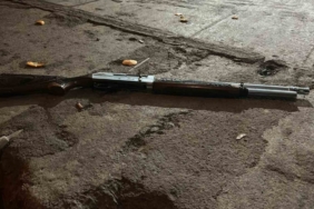 Yılbaşını kutlamak için evlerin bulunduğu sokakta havaya ateş açan şahıs yaptığıyla hayrete düşürdü