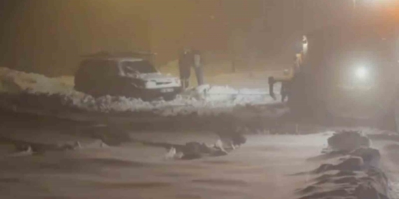 Yoğun kar yolu kapattı, ekipler mahsur kalan araca ulaştı