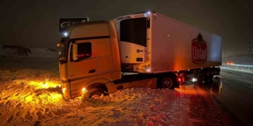 Yol buzlandı, tırlar makasladı