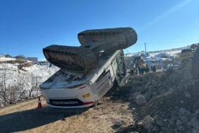 Yol yapım çalışmasında iş makinesi devrildi