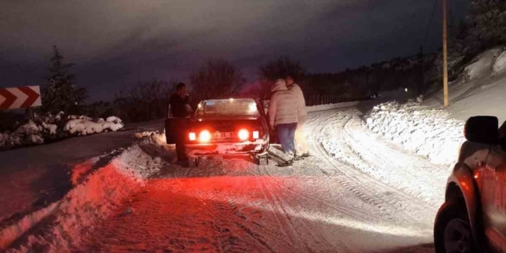 Yolda mahsur kalan vatandaşın yardımına belediye ekipleri yetişti