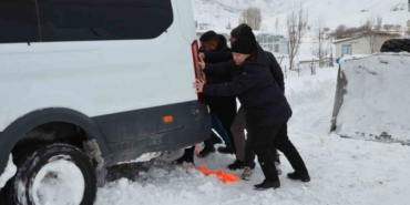 Yolda mahsur kalanların imdadına Kaymakam yetişti