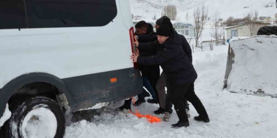 Yolda mahsur kalanların imdadına Kaymakam yetişti