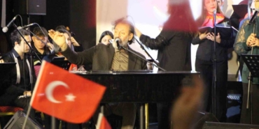 Yücel Arzen Hacıoğulları Amasya’da öğrencilerle sahne aldı