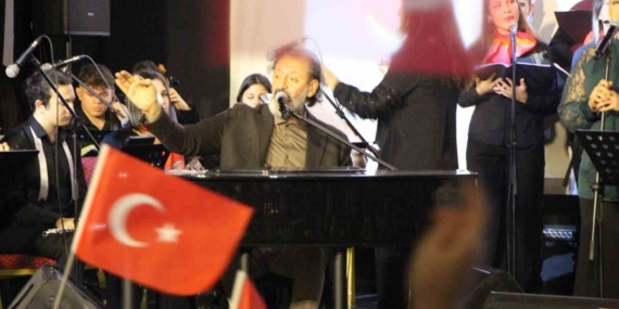 Yücel Arzen Hacıoğulları Amasya’da öğrencilerle sahne aldı