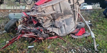 Yük treni hemzemin geçitte otomobile çarptı: 1 ölü