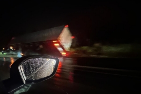 Yüksek gerelim hattı inşaata devrildi