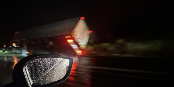 Yüksek gerelim hattı inşaata devrildi