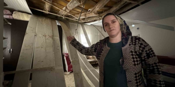 Yüksekova’da karın ağırlığına dayanamayan evin tavanı çöktü
