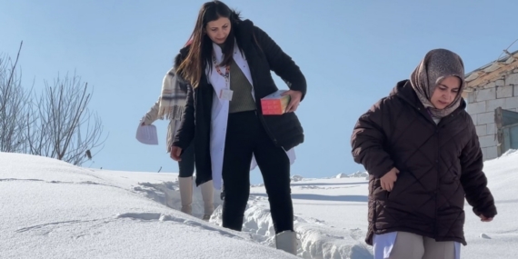 Yüksekova’da sağlık ordusu zorlu coğrafyaya meydan okuyor: 1,5 metrelik karı aşarak vatandaşlara şifa dağıttılar