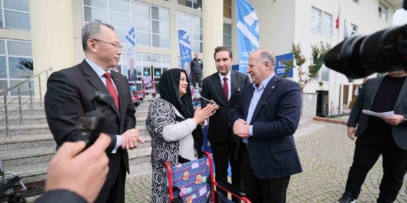 Yüreğir Belediyesi engelli bireylere tekerlekli sandalye dağıttı