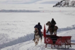 Yüzeyi buz tutan Çıldır Gölü misafirlerini ağırlamaya başladı