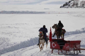Yüzeyi buz tutan Çıldır Gölü misafirlerini ağırlamaya başladı