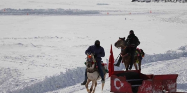 Yüzeyi buz tutan Çıldır Gölü misafirlerini ağırlamaya başladı