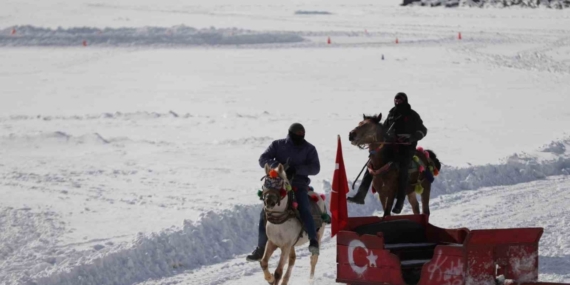 Yüzeyi buz tutan Çıldır Gölü misafirlerini ağırlamaya başladı