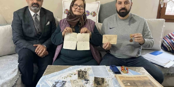 Yüzünü görüp, sesini duymadığı şehit babasının kendisi için yazdığı 75 yıllık mektubu yıllardır saklıyor