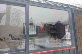 Zabıta bürosuna taşlı saldırı