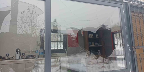 Zabıta bürosuna taşlı saldırı