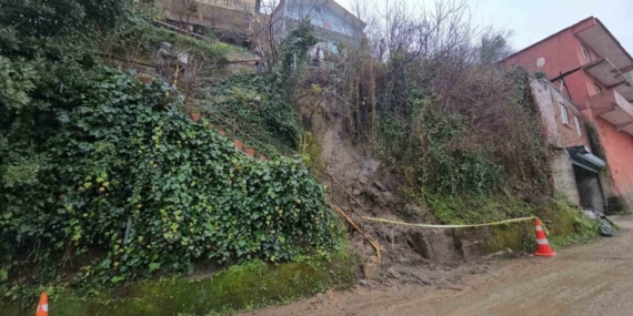 Zonguldak’ta 8 eve ulaşım sağlayan merdiven heyelan nedeniyle kapatıldı