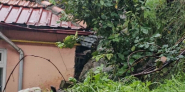 Zonguldak’ta korkutan heyelan; kayalar iki evin üzerine düştü