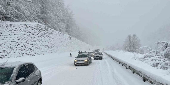 Zonguldak’ta yoğun kar mesaisi, 61 köy yolunda çalışma sürüyor